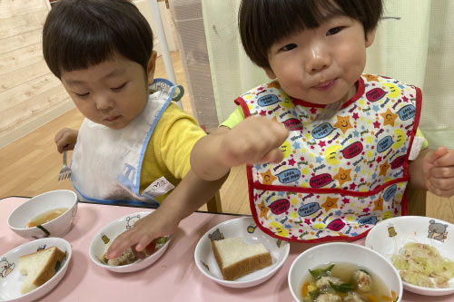 ご飯を食べる子ども